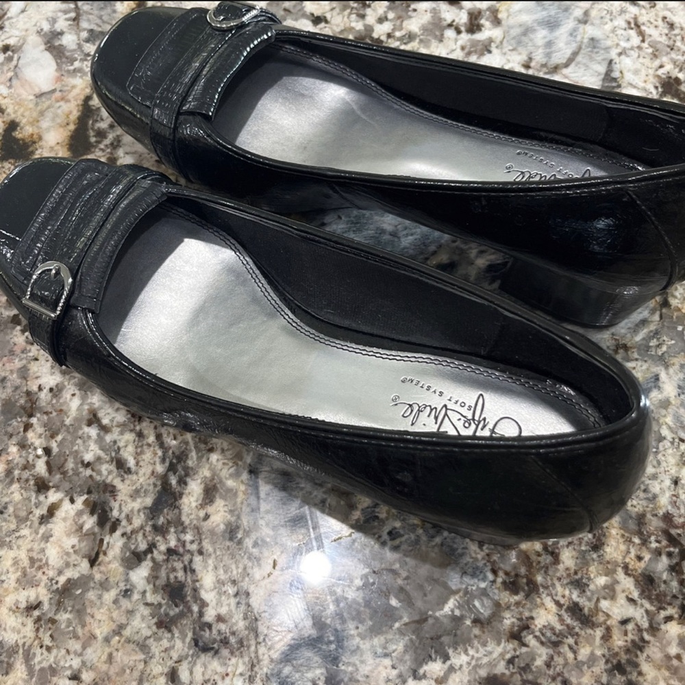 Life Stride Black Dress shoes - Size 10